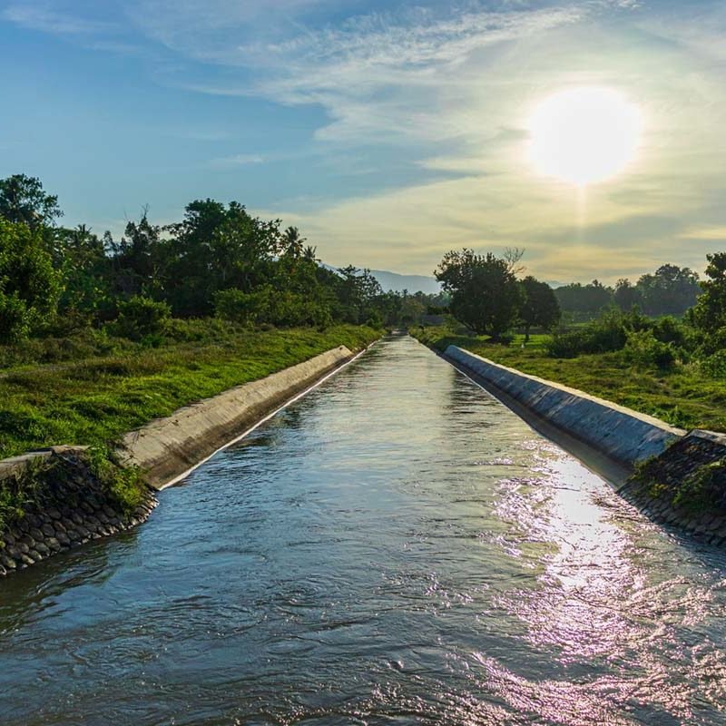 cyanowater-medioambiente-canal-con-agua